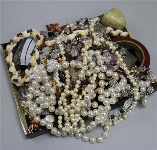 A quantity of jewellery